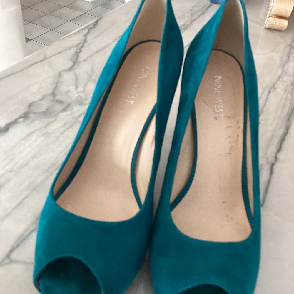 Green shade high heeled shoes.